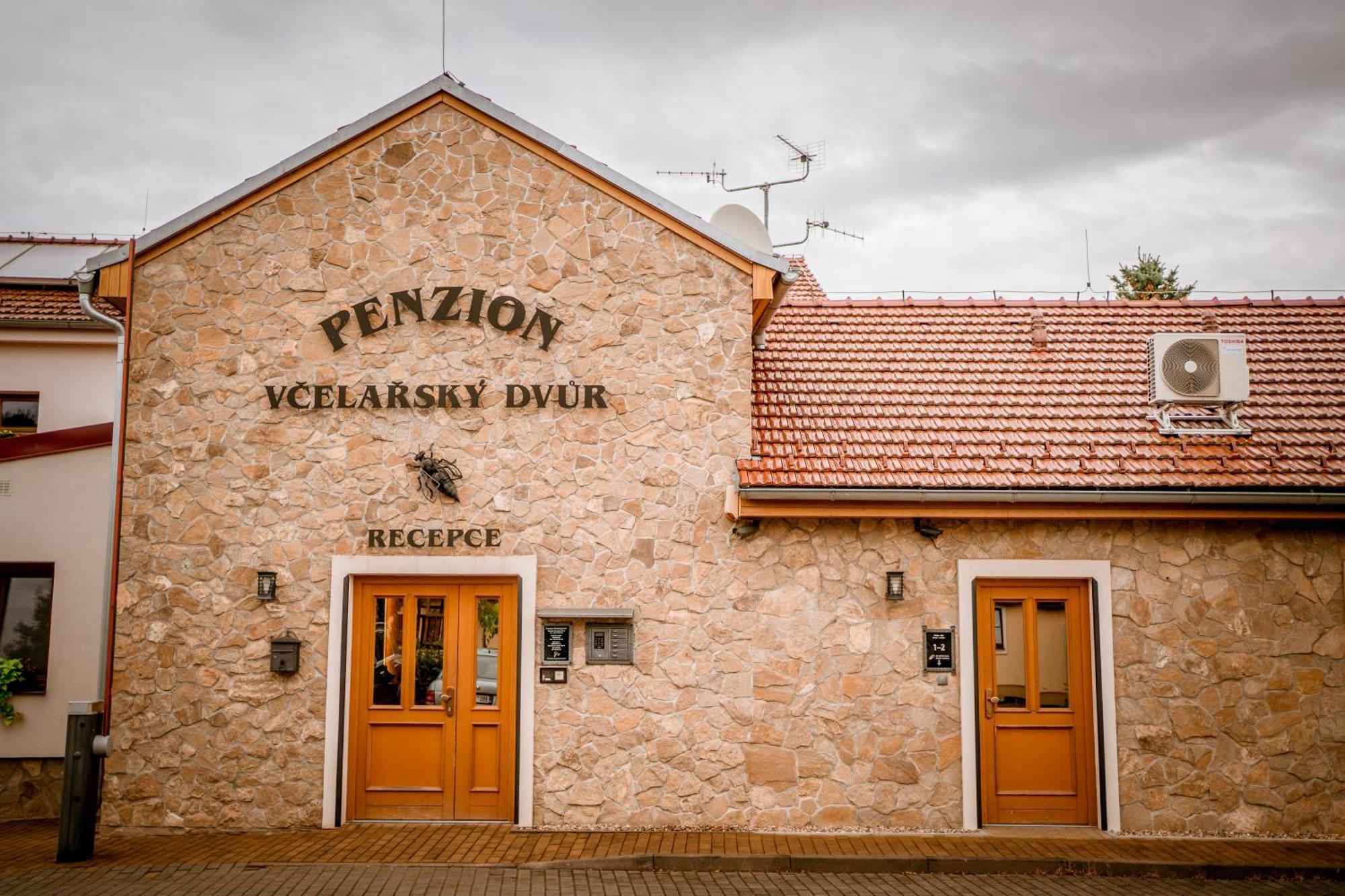 Penzion Vcelarsky Dvur Lednice Luaran gambar